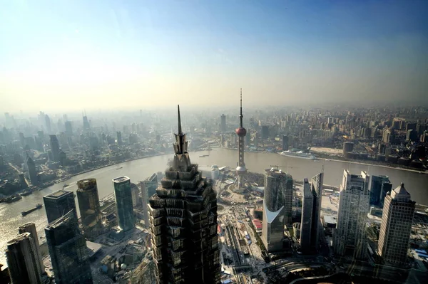 Huangpu 川と陸家嘴金融地区の街並み Jinmao タワー オリエンタルパールテレビ塔やその他の高層ビルや浦東の高層オフィスビル 2009 月14日 — ストック写真