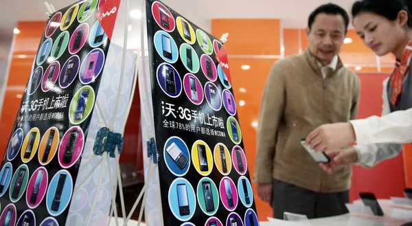 2009年5月17日 中国東部江蘇省南京市にある中国ユニコムの支店で 従業員がWcdma携帯電話を紹介する — ストック写真