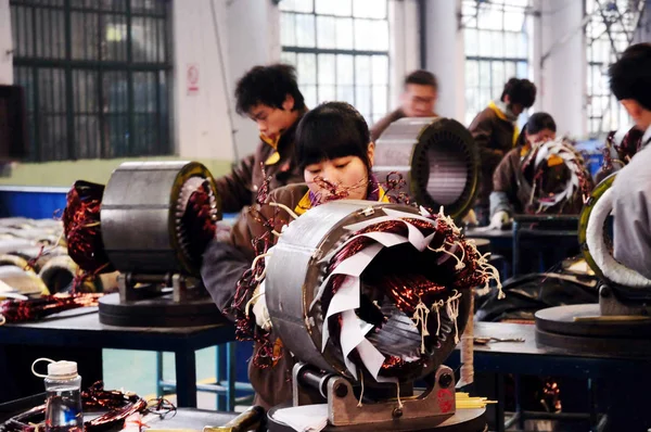 Trabajadores Chinos Montan Cables Los Estatores Motores Prueba Explosiones Fábrica —  Fotos de Stock