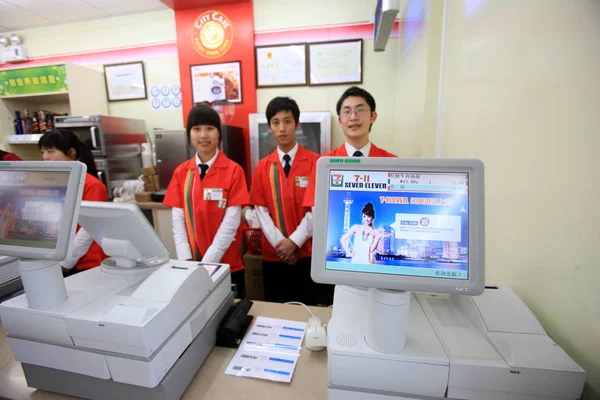 2009年4月30日 星期四 中国上海的一家7 Eleven便利店 可以看到中国员工随时待命 为顾客服务 — 图库照片