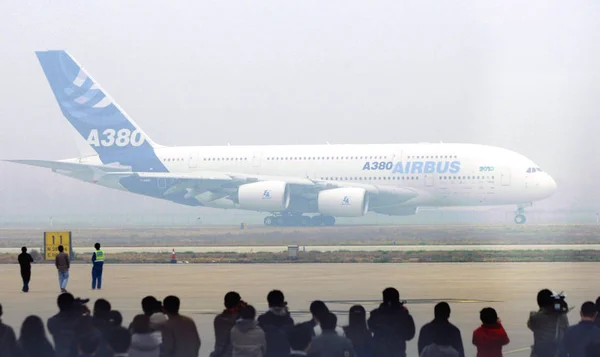 Les Résidents Locaux Regardent Airbus A380 Jumbo Jet Aéroport International — Photo