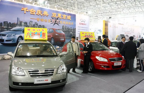 Látogatók Pillantást Chery Chery Alatt Auto Show Pekingben Kínában Április — Stock Fotó