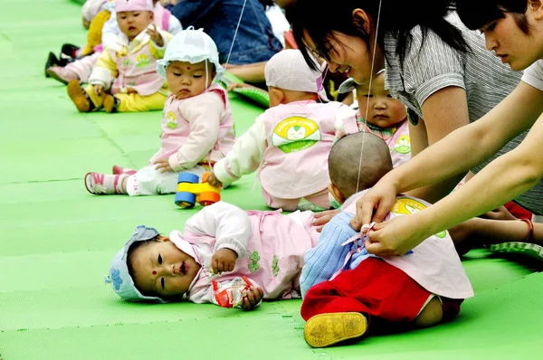 Китайские Родители Дети Замечены Время Празднования Дня Рождения Городе Шифан — стоковое фото