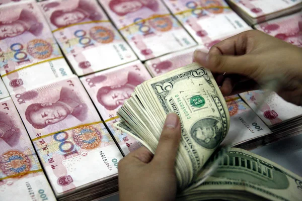 Ein Chinesischer Angestellter Zählt Uns Dollar Banknoten Neben Rmb Renminbi — Stockfoto