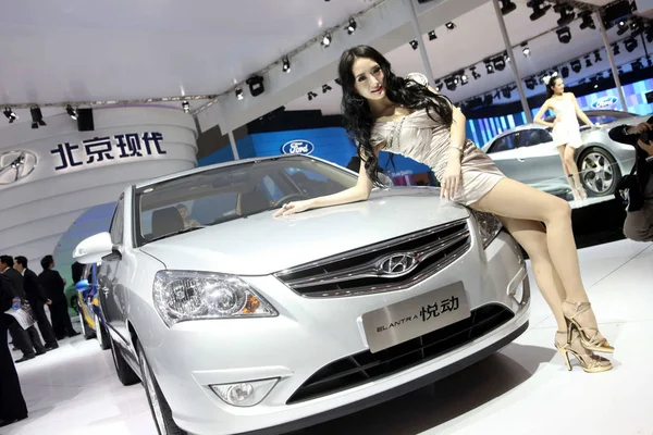Modello Posa Una Hyundai Elantra Yuedong Durante Ottava Mostra Internazionale — Foto Stock