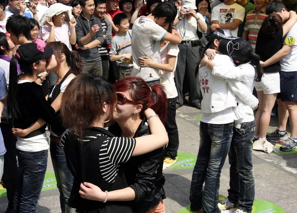 Поцілунок Подружніх Пар Молодих Чоловіків Жінок Під Час Цілуватися Конкурсу — стокове фото