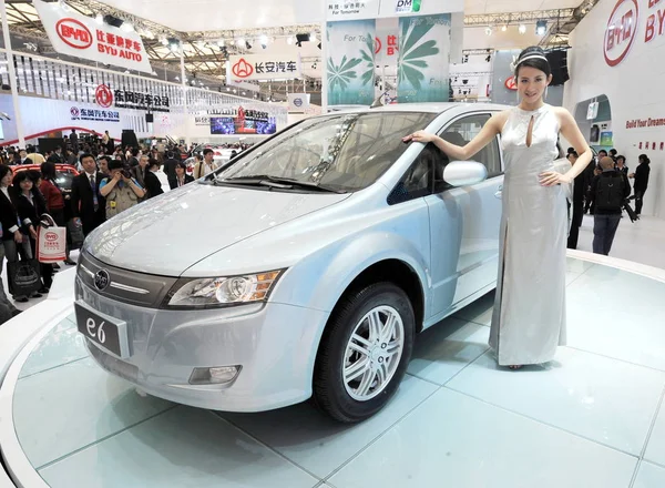 Een Model Vormt Met Een Elektrische Auto Van Byd 13E — Stockfoto