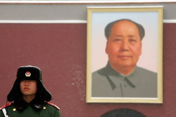 Αρχείο Ένας Κινέζος Παραστρατιωτικός Αστυνομικός Στέκεται Φύλακας Μπροστά Από Μια — Φωτογραφία Αρχείου