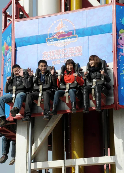 Tourists Try Turbo Drop Fantawild Dreamland Theme Park Wuhu City — Stock Photo, Image