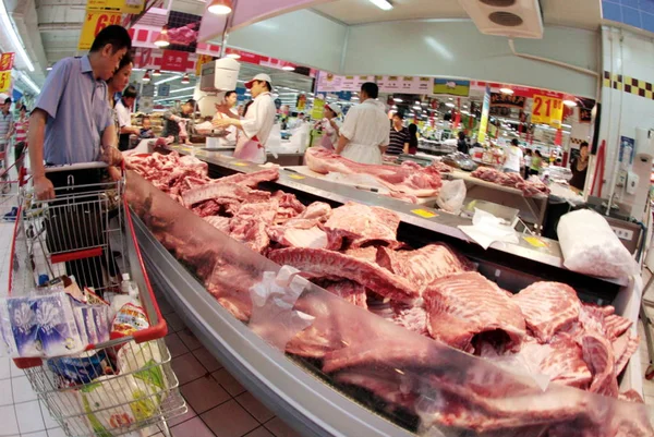 Китайские Клиенты Покупают Свинину Супермаркете Пекине Китай Мая 2009 — стоковое фото