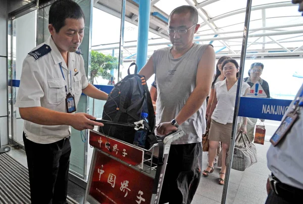 Trabalhador Aeroporto Chinês File Varre Uma Bagagem Para Verificação Segurança — Fotografia de Stock