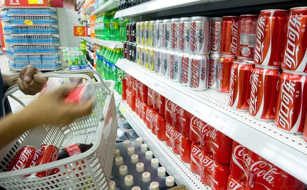 Cliente Compra Latas Coca Cola Supermercado Xangai China Maio 2009 — Fotografia de Stock