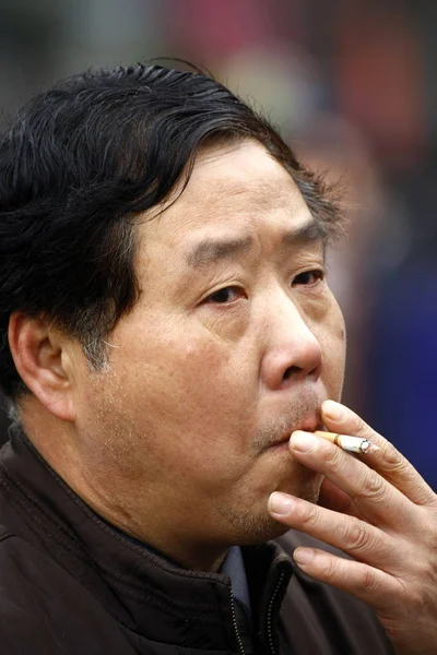 Ένας Κινέζος Φαίνεται Καπνίζει Ένα Δρόμο Στη Σαγκάη Κίνα Μαρτίου — Φωτογραφία Αρχείου