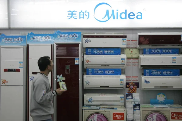 Китайский Покупатель Смотрит Холодильники Кондиционеры Midea Магазине Бытовой Техники Шанхае — стоковое фото