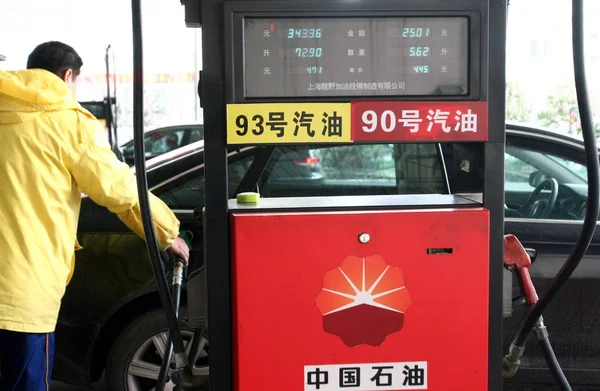 Водій Заправках Його Машину Азс Petrochina Дочірня Компанія Cnpc Китай — стокове фото