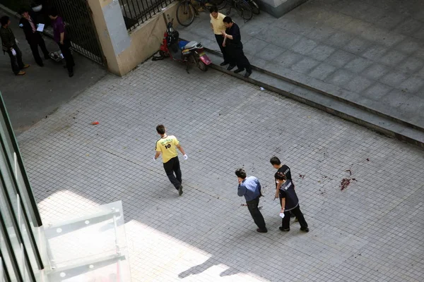 Policiais Chineses Passam Pela Mancha Sangue Huili Garden Projeto Apartamento — Fotografia de Stock