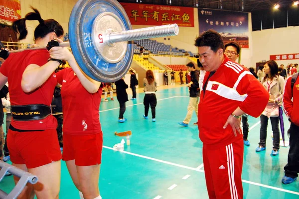 Cai Bin Certo Treinador Equipe Nacional Chinesa Voleibol Feminino Olha — Fotografia de Stock