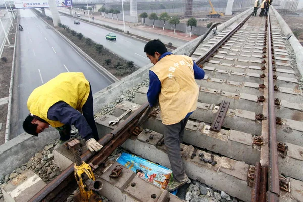 Trabajadores Chinos Revisan Rieles Una Obra Ferroviaria Xiangfan Provincia Central — Foto de Stock