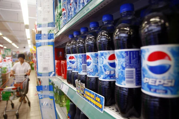 Garrafas Pepsi Cola São Vistas Venda Supermercado Xangai China Julho — Fotografia de Stock