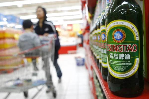 Flaskor Tsingtao Ses Till Försäljning Stormarknad Shanghai Kina April 2009 — Stockfoto