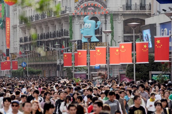 Tłumy Turystów Chodzą Wzdłuż Ruchliwej Ulicy Handlowej East Nanjing Road — Zdjęcie stockowe