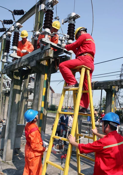 Chinesische Elektriker Arbeiten Stromleitungen Der Stadt Guangan Provinz Sichuan Südwesten — Stockfoto