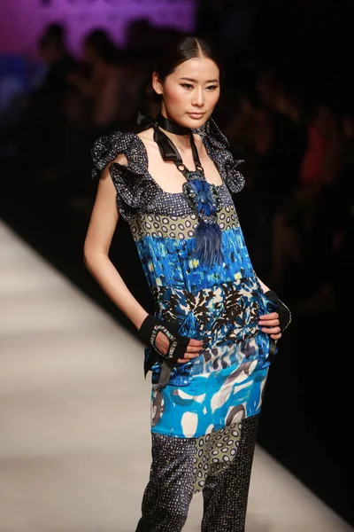 Modell Parádék Tervező Chris Chang Divatbemutatón Során Shanghai Fashion Week — Stock Fotó