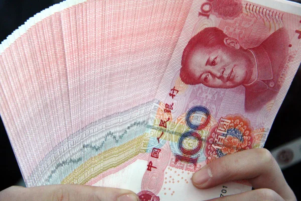 Impiegato Cinese Conta Banconote Rmb Renminbi Yuan Una Banca Nella — Foto Stock