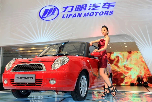 Modelo Posa Con Minicar Lifan 320 13ª Exposición Internacional Industria — Foto de Stock