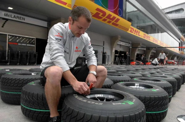 Meccanico Del Team Mclaren Controlla Gli Pneumatici Sul Circuito Internazionale — Foto Stock