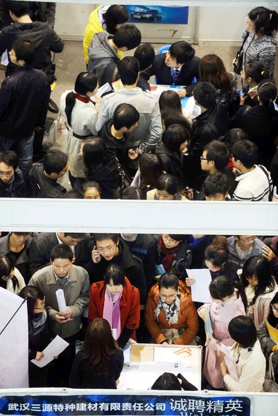 Chinese Graduates Crowd Booths Job Fair Wuhan City Central Chinas — Stock Photo, Image
