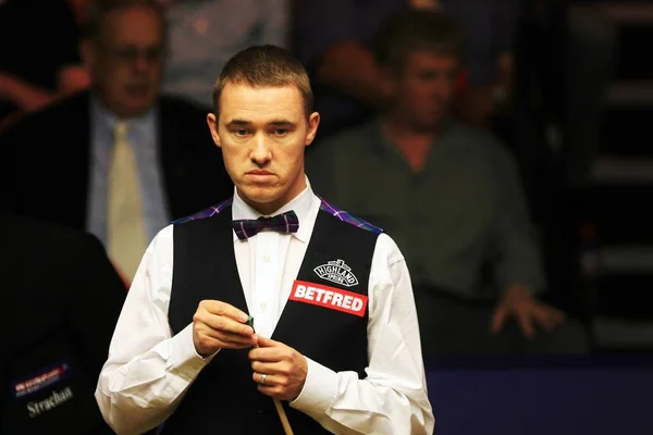 Scotlands Stephen Hendry Úgy Véli Miközben Versenyeznek Chinas Ding Junhui — Stock Fotó