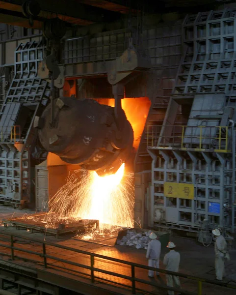 Chinese Workers Monitor Steel Making Steel Plant Pangang Group Ltd — Stock Photo, Image