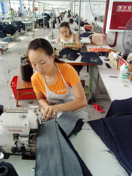 中国の女性工場労働者は成都市の衣料品工場でアパレルを作る 南東中国四川省 月2007 — ストック写真