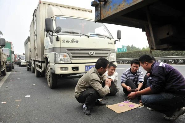 Choferes Chinos Juegan Cartas Una Larga Cola Camiones Mientras Esperan — Foto de Stock