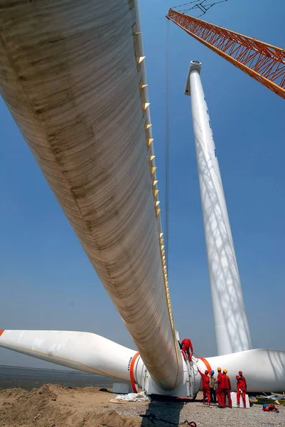 中国人労働者は 東中国山東省 2009 風力発電所に風力発電発電タービンを組み立てる — ストック写真