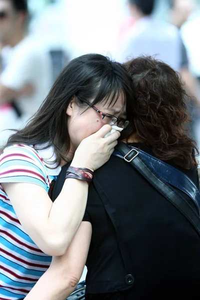 4日星期五 在台湾台北 来自中国大陆的游客们在旅游大巴被坠落的吊车压垮后哭泣 — 图库照片