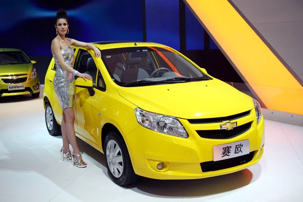 Een Model Vormt Naast Een Chevrolet Varen Van Shanghai Een — Stockfoto
