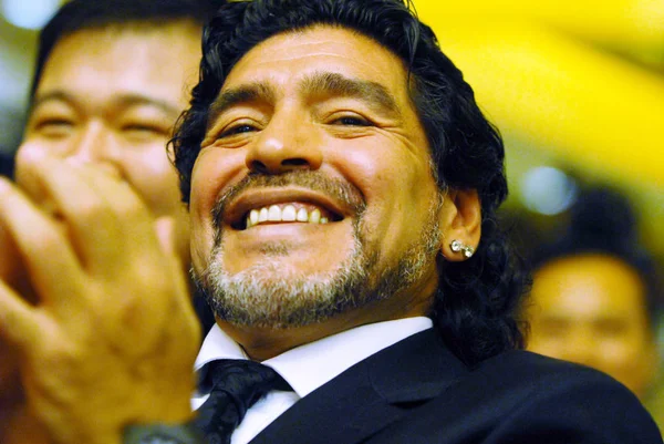 前阿根廷球员和教练迭戈 马拉多纳在2010年11月4日中国北京的新闻发布会上大笑 — 图库照片