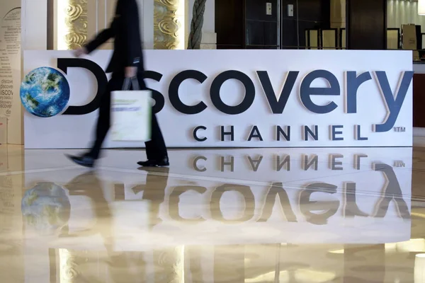 Homem Passa Pelo Logotipo Discovery Channel Durante Uma Conferência Imprensa — Fotografia de Stock