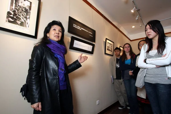 Manli Diplomata Chinesa Feng Shan Hos Filha Apresenta Aos Visitantes — Fotografia de Stock