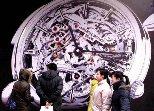 Des Citoyens Chinois Passent Devant Une Publicité Pour Montre Vacheron — Photo