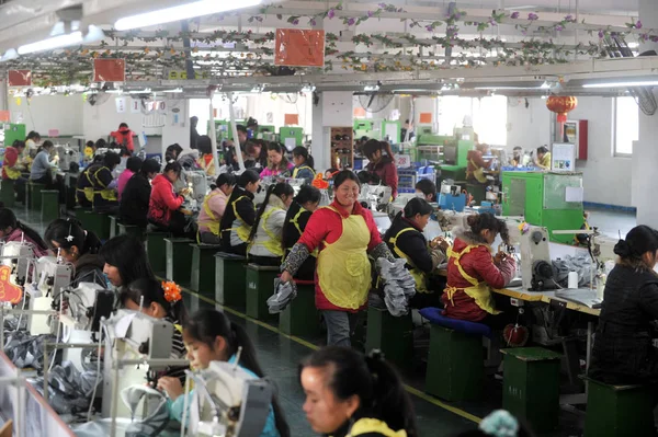 Женщины Китаянки Производят Спортивную Обувь New Balance Обувной Фабрике Jiangxi — стоковое фото