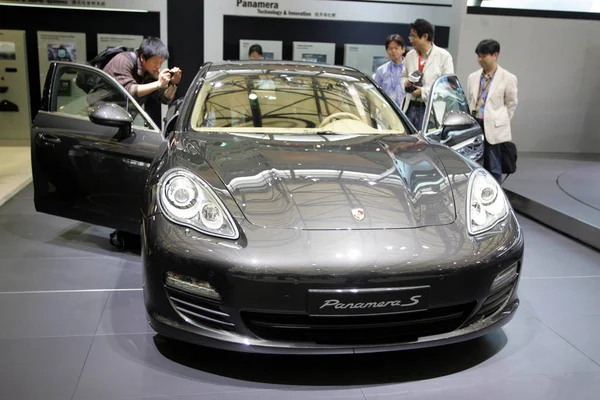 Visitantes Olham Para Porsche Panamera Durante Auto Shanghai 2009 Xangai — Fotografia de Stock