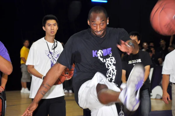 Nba Basketball Player Kobe Bryant Los Angeles Lakers Kicks Basketball — Stock Photo, Image
