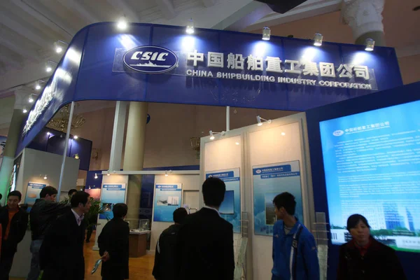 Besökare Ses Montern För China Shipbuilding Industry Corporation Csic Utställning — Stockfoto