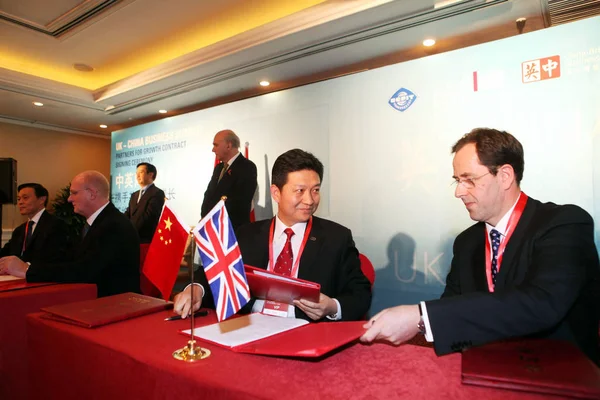 Representantes Empresas Chinesas Britânicas Assinam Acordos Durante Cerimônia Assinatura Cúpula — Fotografia de Stock