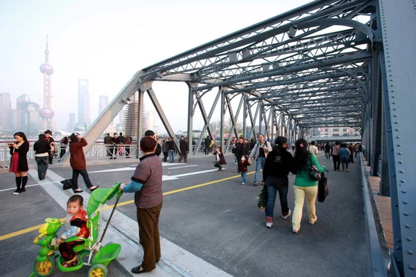 2009年4月9日 上海の浦東のルジアズイ金融街の風景が背景に見られる中 蘇州クリークに架かるワイバイドゥ橋を訪れる中国人の市民 — ストック写真