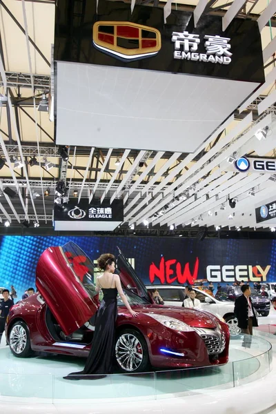 Модель Позирует Концепцией Geely Emgrand Шанхайской Международной Выставке Автомобильной Промышленности — стоковое фото