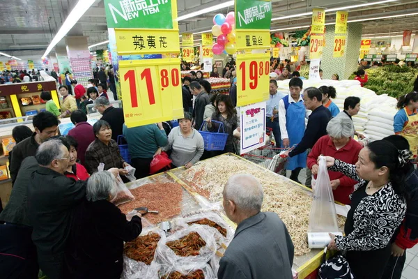 Multitudes Compradores Chinos Compran Productos Supermercado Ciudad Weifang Provincia Chinas —  Fotos de Stock